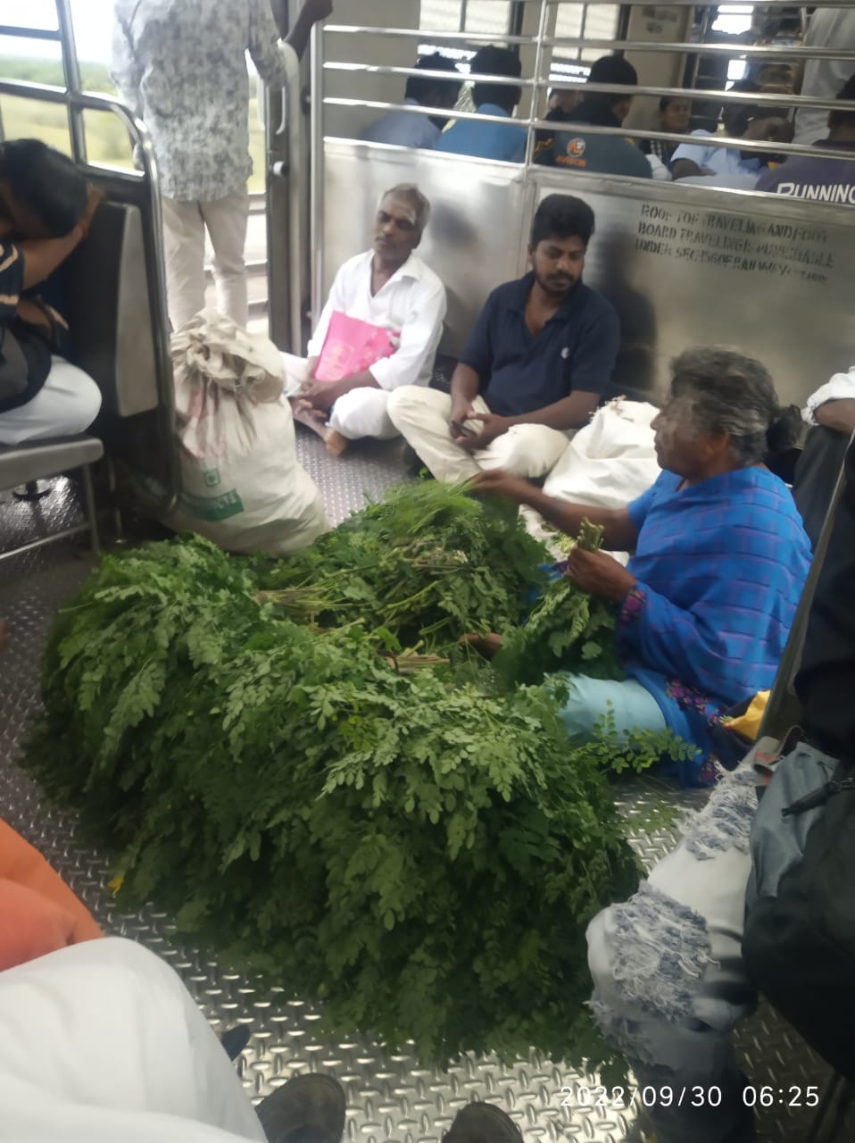 மின்சார ரெயிலில் கீரை  வியாபாரம்