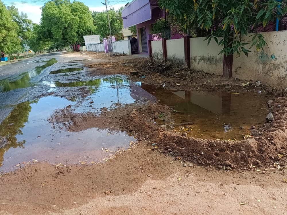 குழாய் உடைப்பால் வீணாகும் குடிநீர் குழாய் உடைப்பால் வீணாகும் குடிநீர்