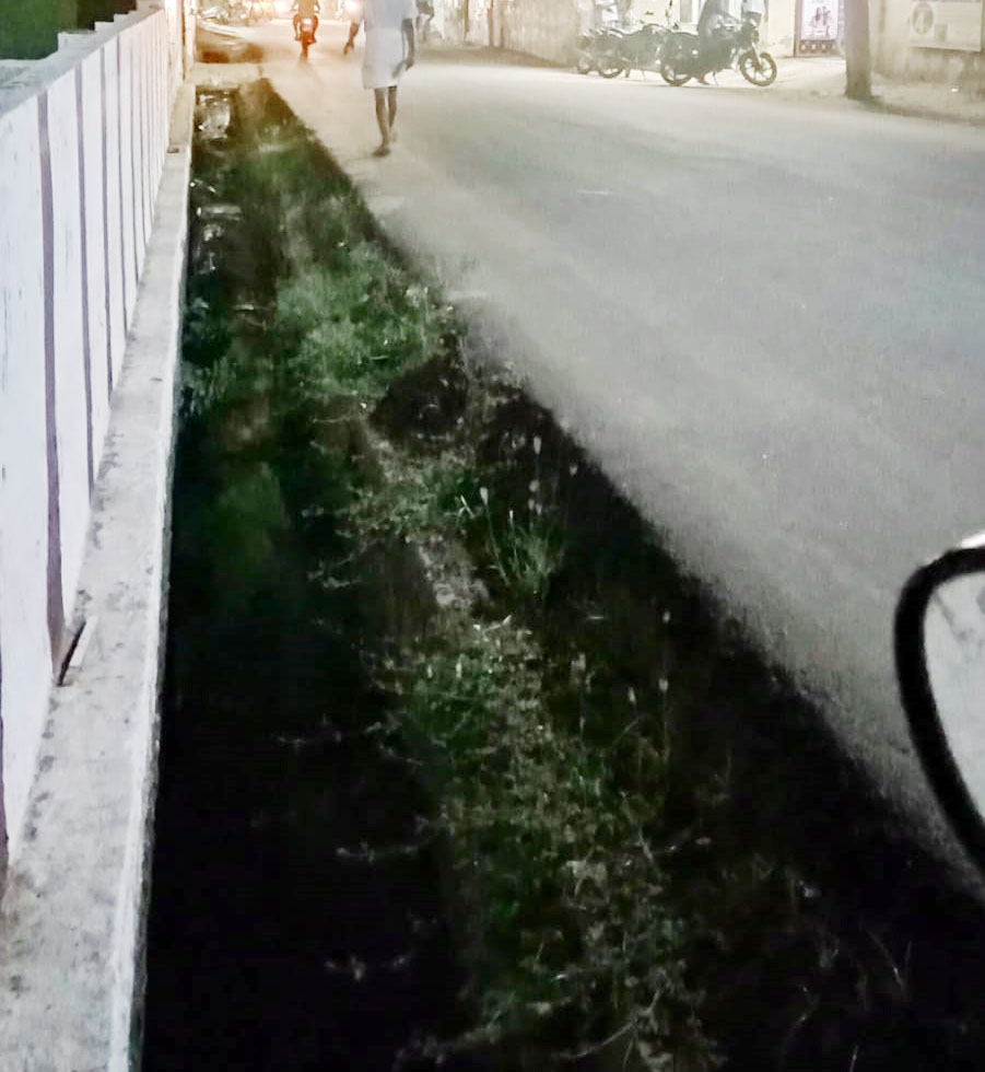 திறந்த வாறுகாலால் விபத்து அபாயம் திறந்த வாறுகாலால் விபத்து அபாயம்