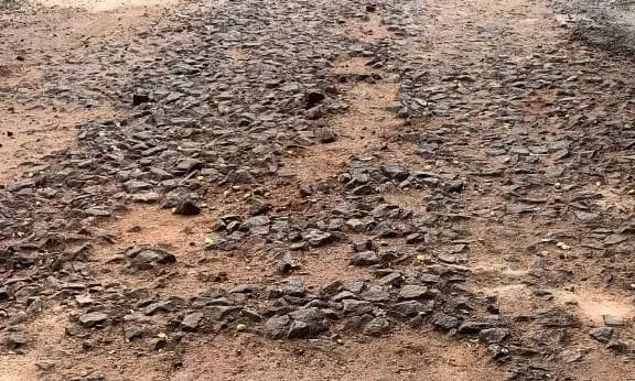 புதிய தார்ச்சாலை அமைக்கவேண்டும்