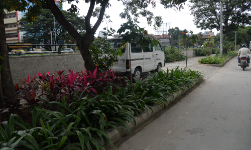 நடைபாதையில் நிற்கும் கார் நடைபாதையில் நிற்கும் கார்