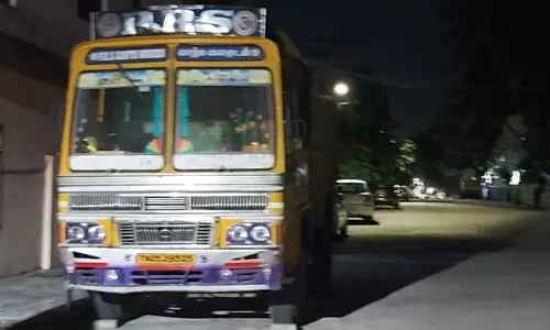 சாலையோரம் வாகனங்களை நிறுத்த தடை விதிக்க வேண்டும் சாலையோரம் வாகனங்களை நிறுத்த தடை விதிக்க வேண்டும்