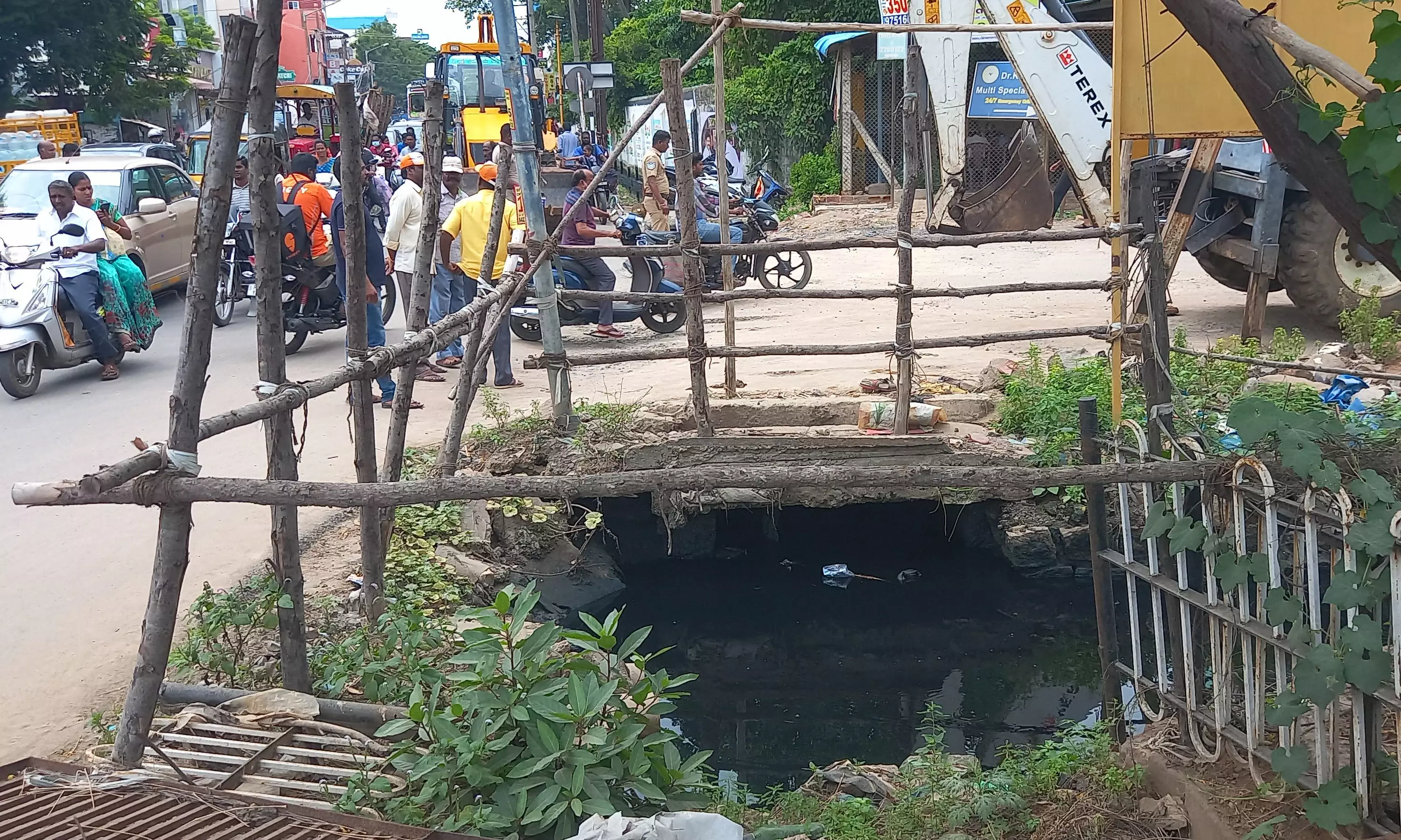 ஆபத்தான சாக்கடை கால்வாய்