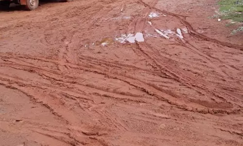 சேறும்,சகதியுமான சாலை சேறும்,சகதியுமான சாலை