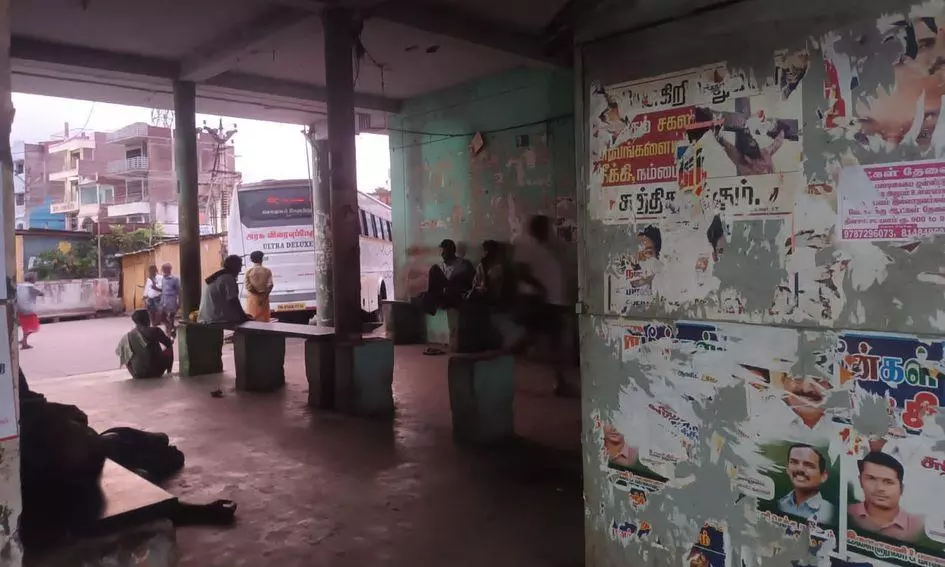 இருள் சூழ்ந்து காணப்படும் காத்திருப்பு அறை இருள் சூழ்ந்து காணப்படும் காத்திருப்பு அறை