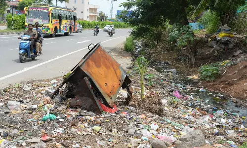 சாலை ஓரத்தில் கொட்டப்படும் கழிவுகள் சாலை ஓரத்தில் கொட்டப்படும் கழிவுகள்
