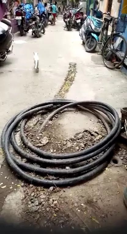 சாலையில் இடையூறு சாலையில் இடையூறு