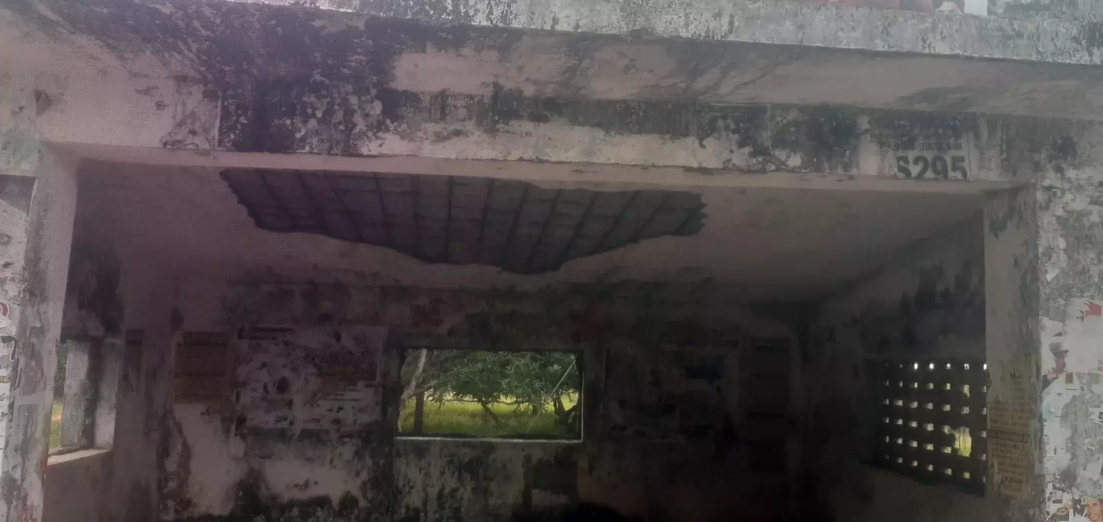 இடிந்து விழும் நிலையில் பயணிகள் நிழற்குடை கட்டிடம்