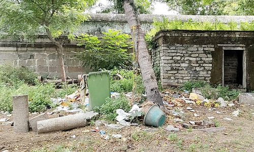 கோவில் உள்ளே குப்பைகளை அகற்றுவார்களா? கோவில் உள்ளே குப்பைகளை அகற்றுவார்களா?