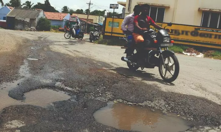 குழாய் உடைப்பால் சேதமான தார்சாலை