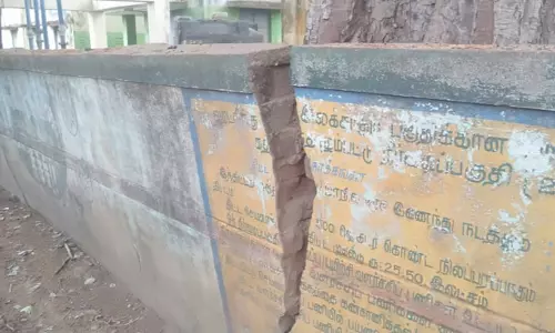 மதில் சுவர் சேதம் மதில் சுவர் சேதம்