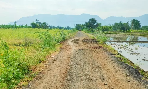 குண்டும், குழியுமான சாலை குண்டும், குழியுமான சாலை