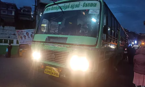 பெயர் பலகையில் வெளிச்சம் இல்லாததால் அவதி பெயர் பலகையில் வெளிச்சம் இல்லாததால் அவதி