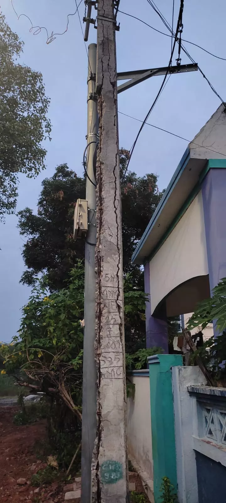 சிதிலமடைந்த மின்கம்பம் சிதிலமடைந்த மின்கம்பம்