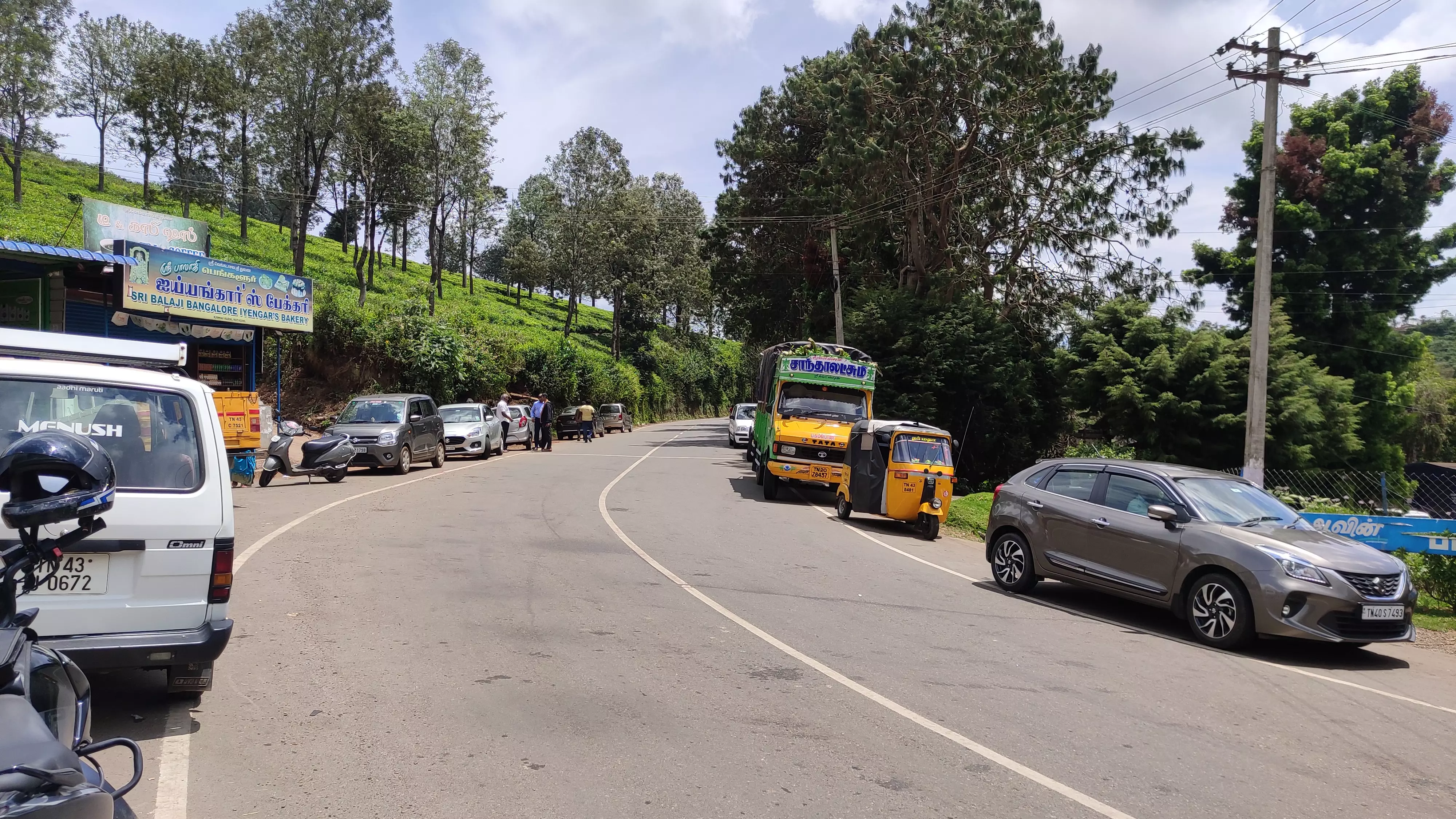 வாகனங்கள் நிறுத்துமிடமான சாலை வாகனங்கள் நிறுத்துமிடமான சாலை