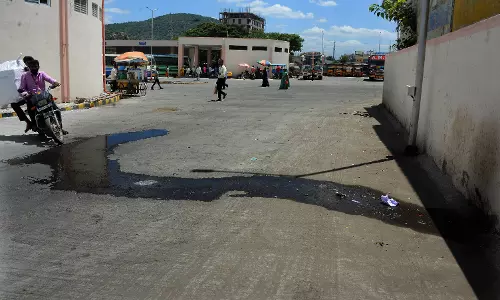 புதிய பஸ் நிலையத்தின் உள்ளே வரும் கழிவுநீர் புதிய பஸ் நிலையத்தின் உள்ளே வரும் கழிவுநீர்