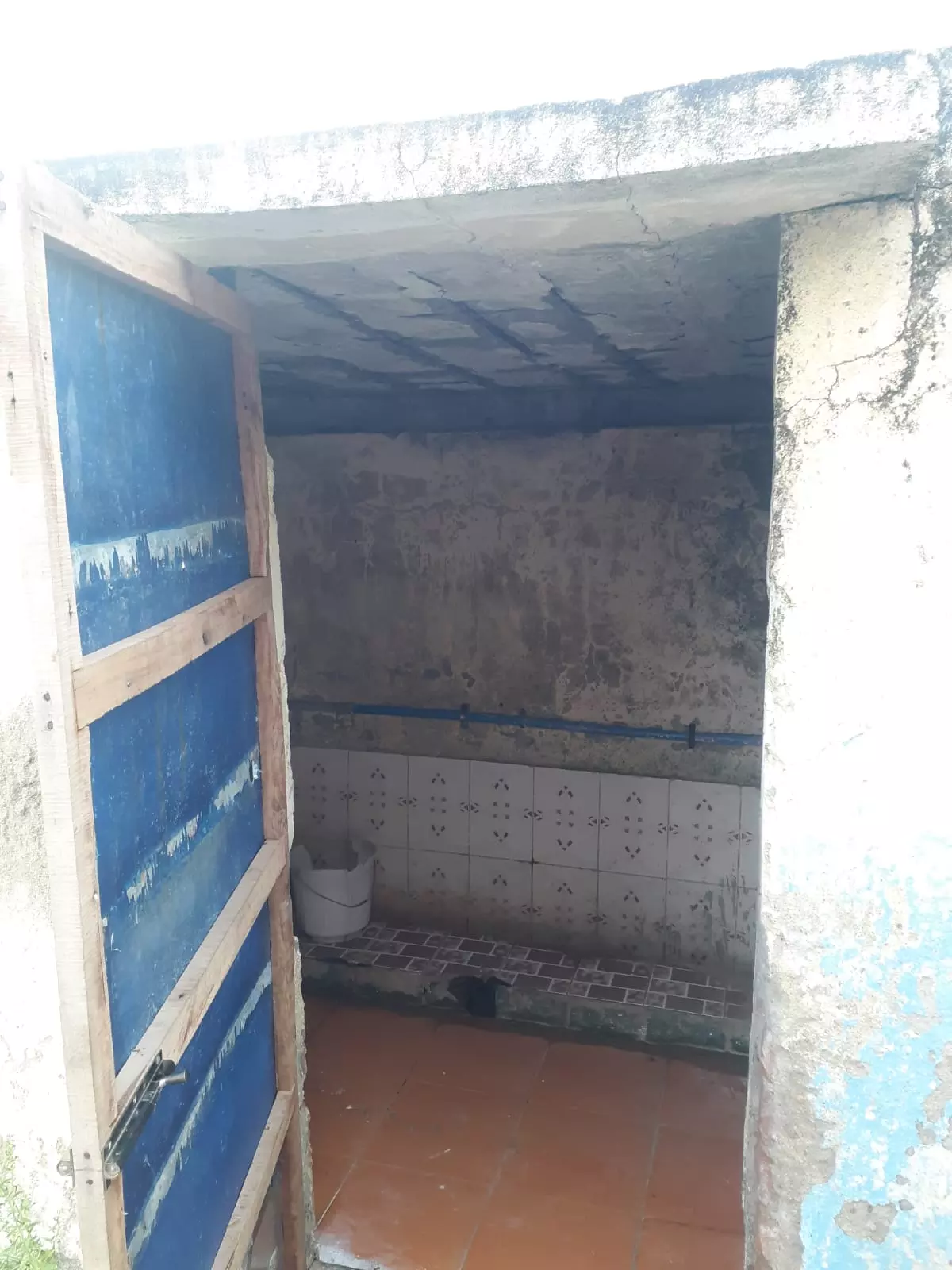 பழுதடைந்த கழிப்பறை