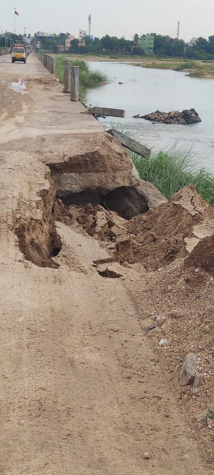 சேதமடைந்த பாலம் சேதமடைந்த பாலம்