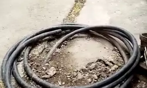 சாலையில் இடையூறு சாலையில் இடையூறு