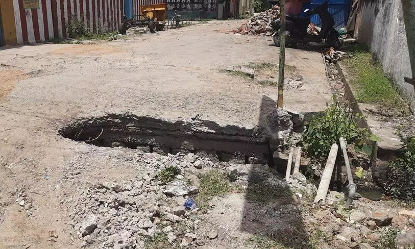 சாக்கடை பாலம் சேதம்