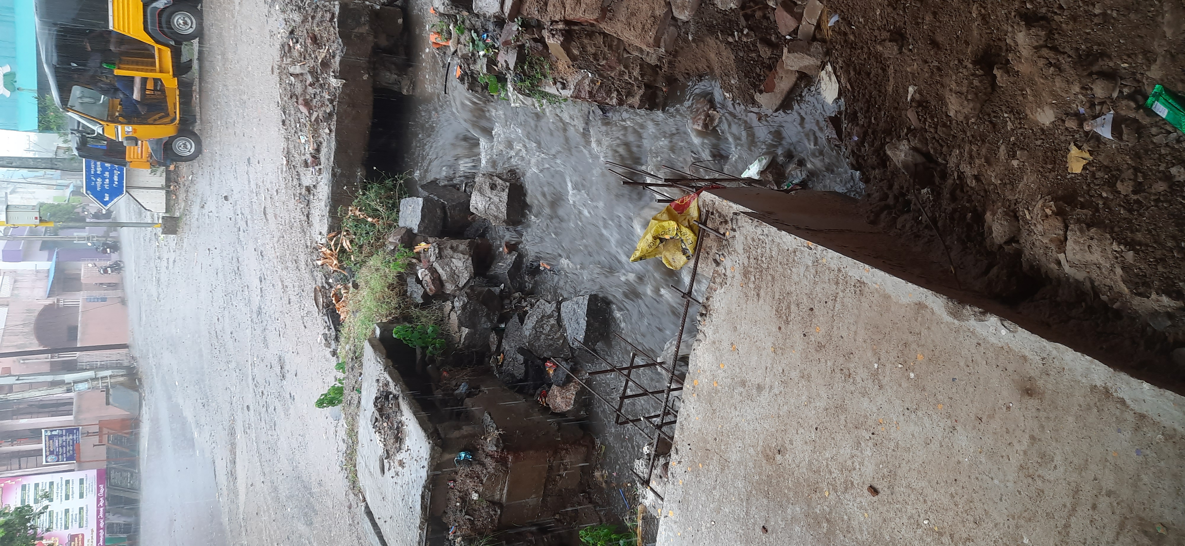 பாதியில் நிறுத்தப்பட்ட வடிகால் கட்டும் பணி பாதியில் நிறுத்தப்பட்ட வடிகால் கட்டும் பணி