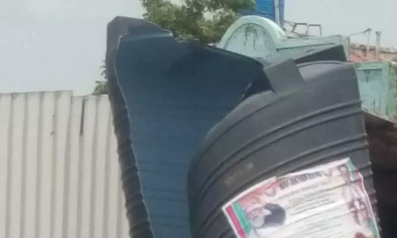 உடைந்து கிடக்கும் பிளாஸ்டிக் குடிநீர் தொட்டி உடைந்து கிடக்கும் பிளாஸ்டிக் குடிநீர் தொட்டி