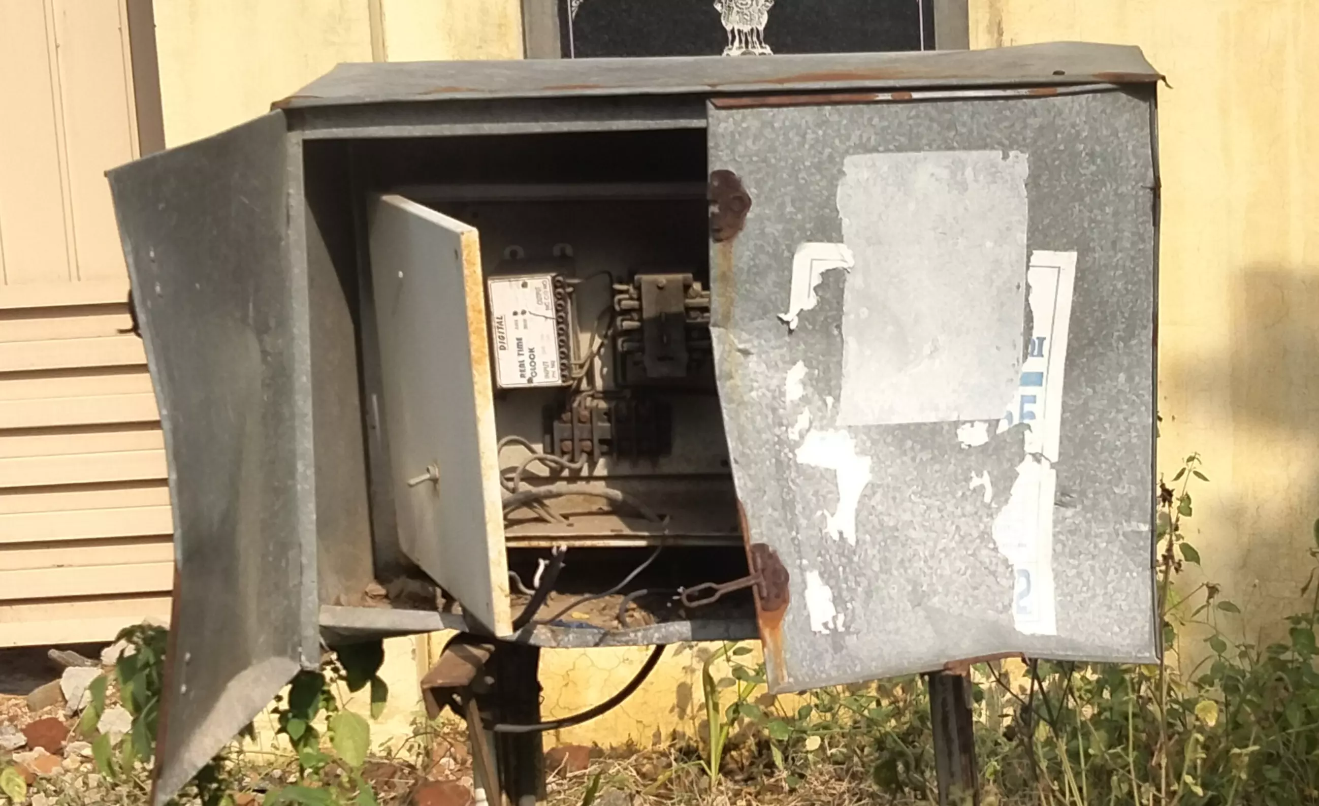 திறந்தவெளியில் மின்சாரப்பெட்டி