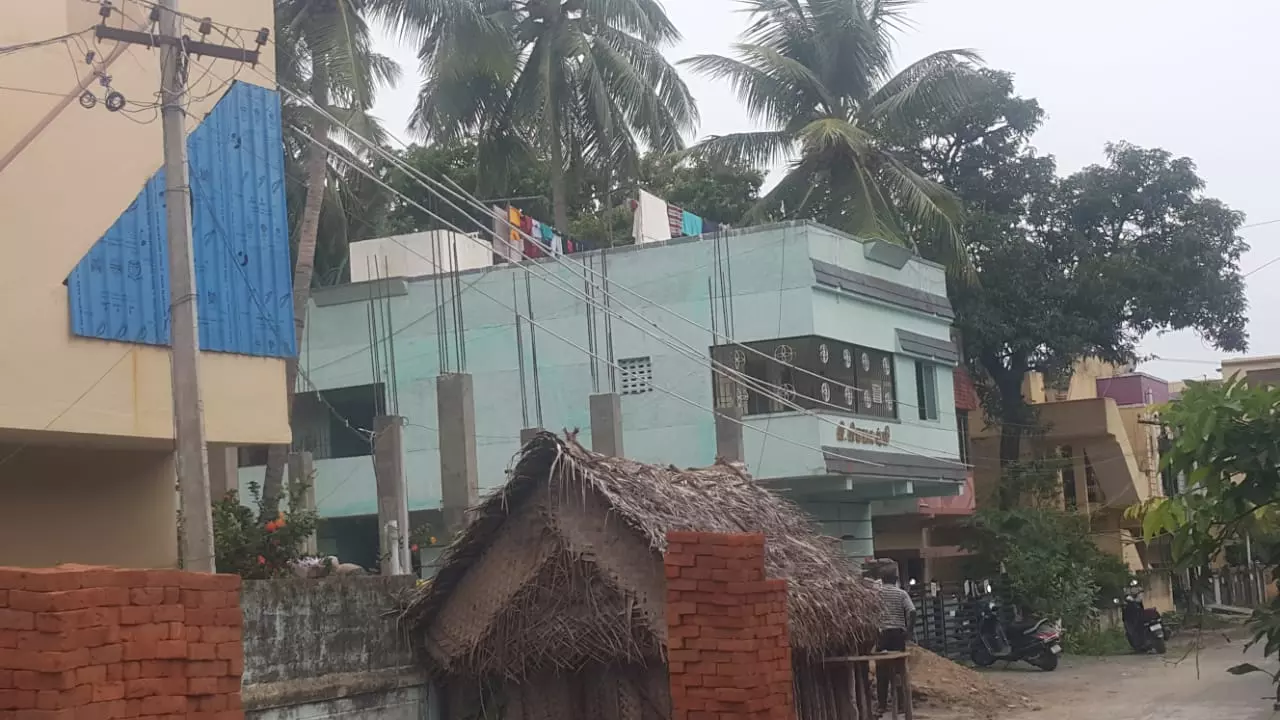 தாழ்ந்த நிலையில் மின்வயர்கள்