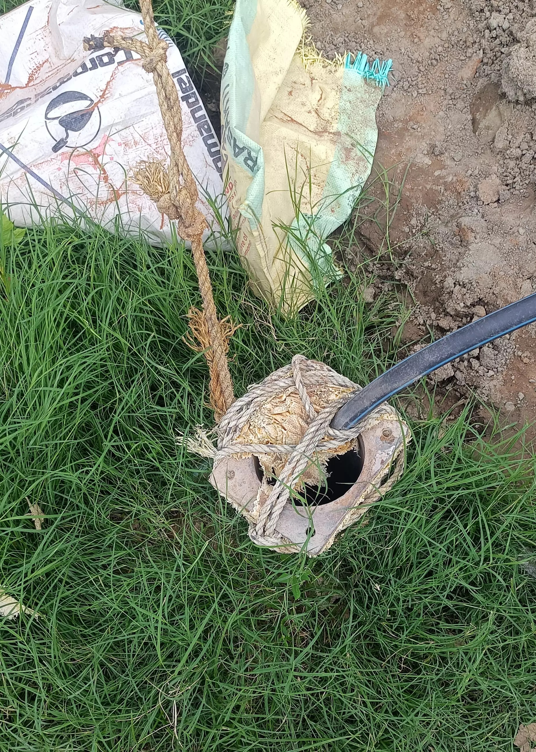 திறந்த நிைலயில் ஆழ்துளை கிணறு திறந்த நிைலயில் ஆழ்துளை கிணறு