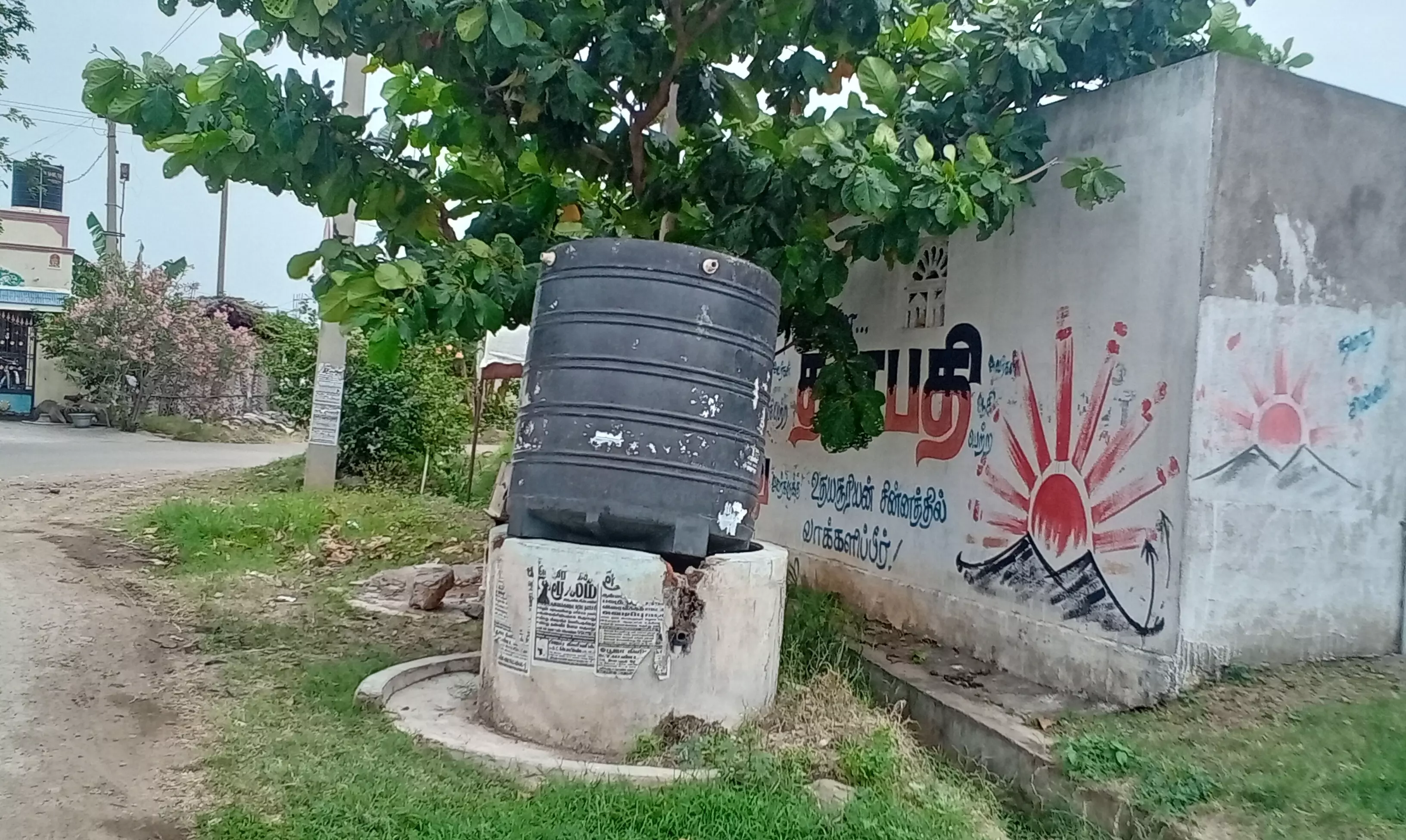 தலைகீழாக வைத்துள்ள குடிநீர் தொட்டி தலைகீழாக வைத்துள்ள குடிநீர் தொட்டி