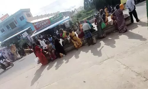 கால்வாய் பாலத்தின் மீது பயணிகள் அமர்வது தடுக்கப்படுமா? கால்வாய் பாலத்தின் மீது பயணிகள் அமர்வது தடுக்கப்படுமா?