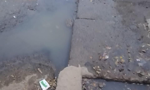 ரோட்டில் தேங்கும் கழிவுநீர் ரோட்டில் தேங்கும் கழிவுநீர்