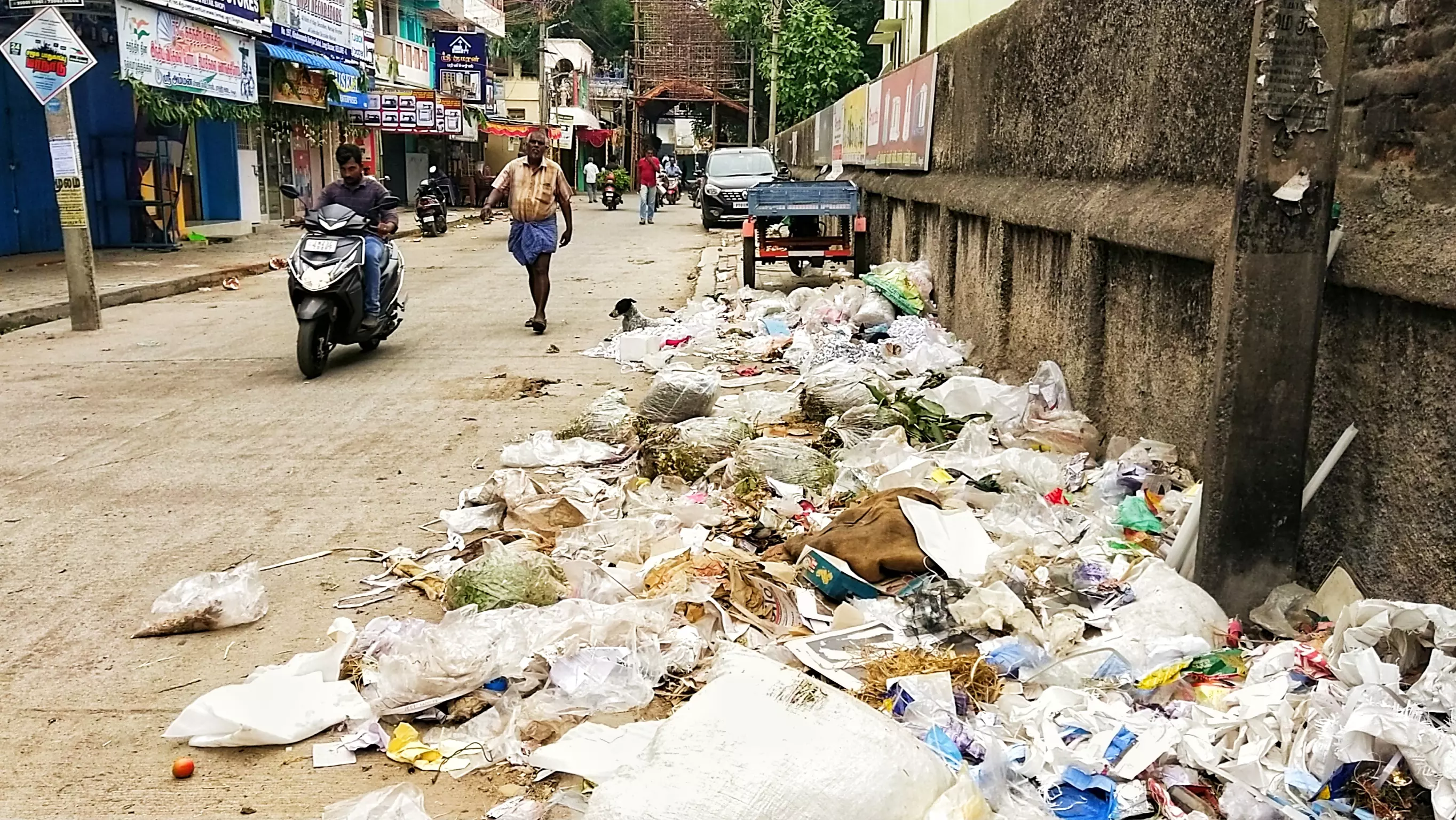 நடைபாதையில் குவியும் பிளாஸ்டிக் கழிவுகள் நடைபாதையில் குவியும் பிளாஸ்டிக் கழிவுகள்