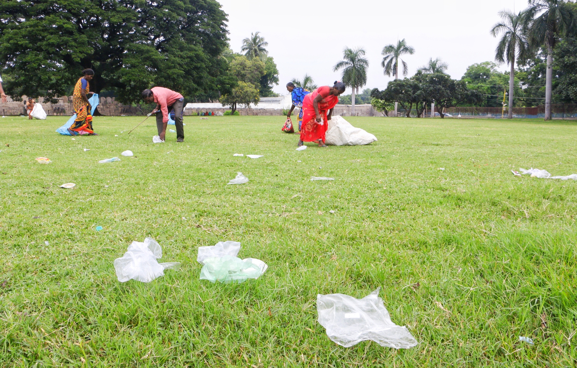 கோட்டை பூங்காவில் குவியும் குப்பைகள் கோட்டை பூங்காவில் குவியும் குப்பைகள்