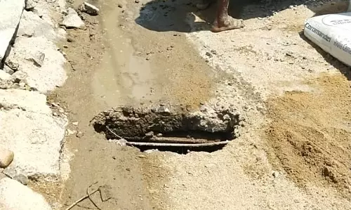 சாலையில் பள்ளம்