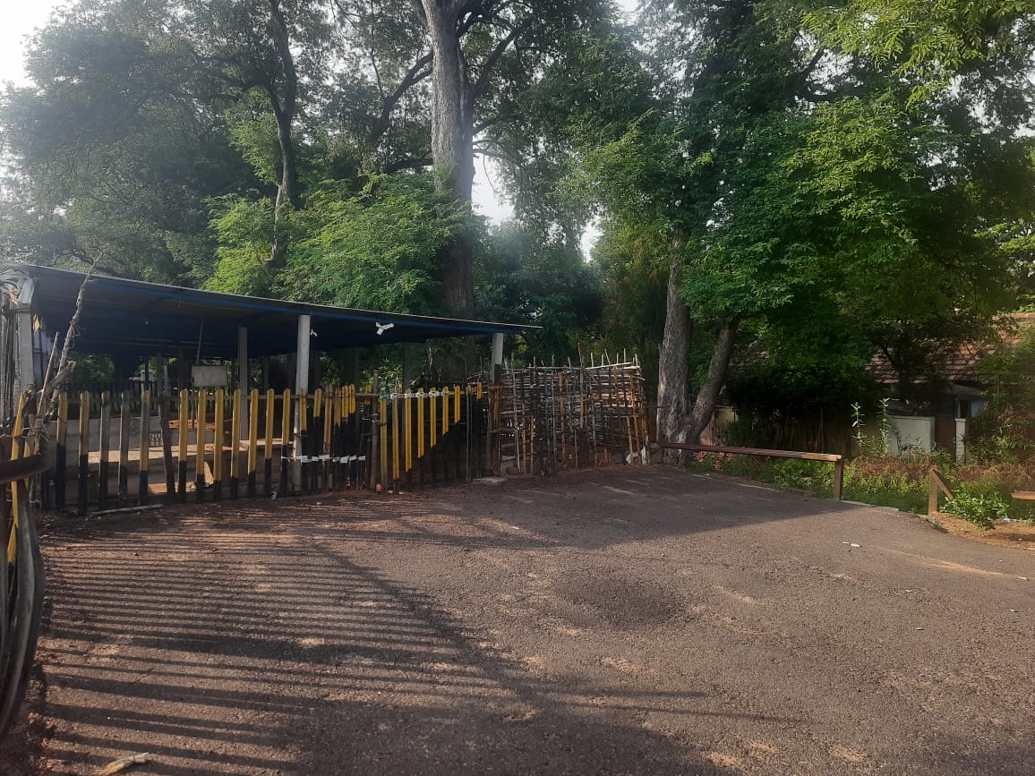 மூடப்பட்ட வாகன நிறுத்துமிடம்