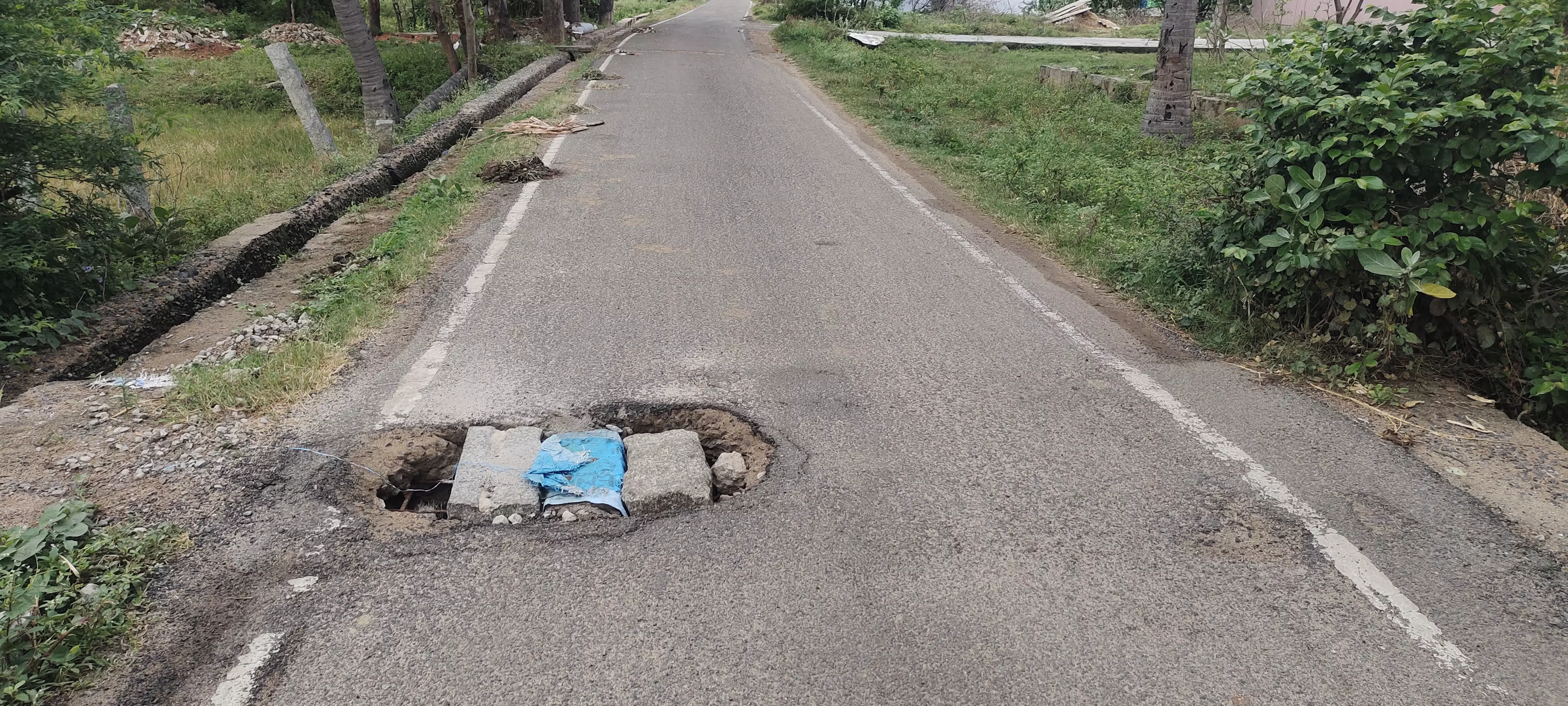 சாலையில் பள்ளம்