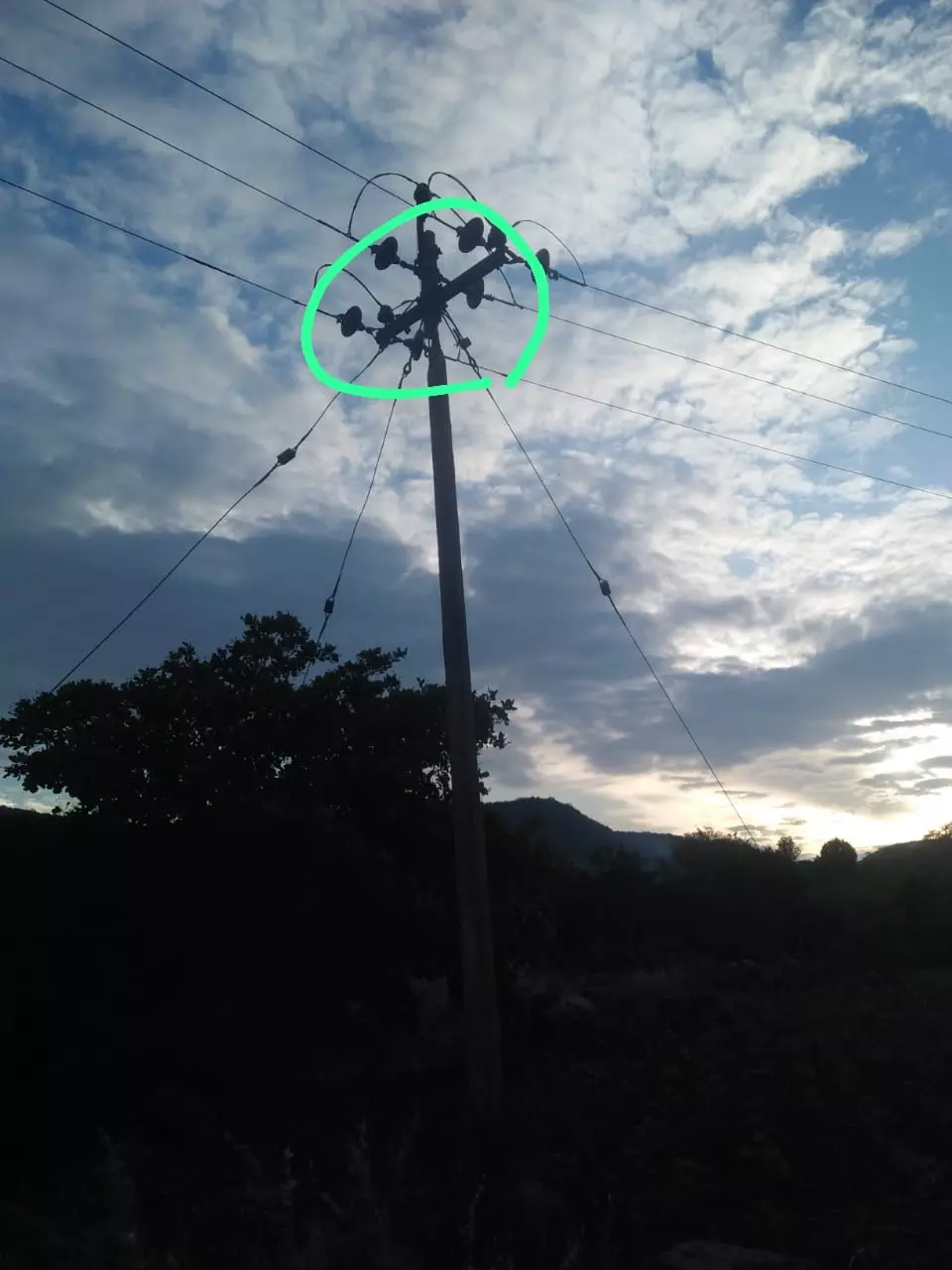 ஆபத்தான மின்கம்பம்