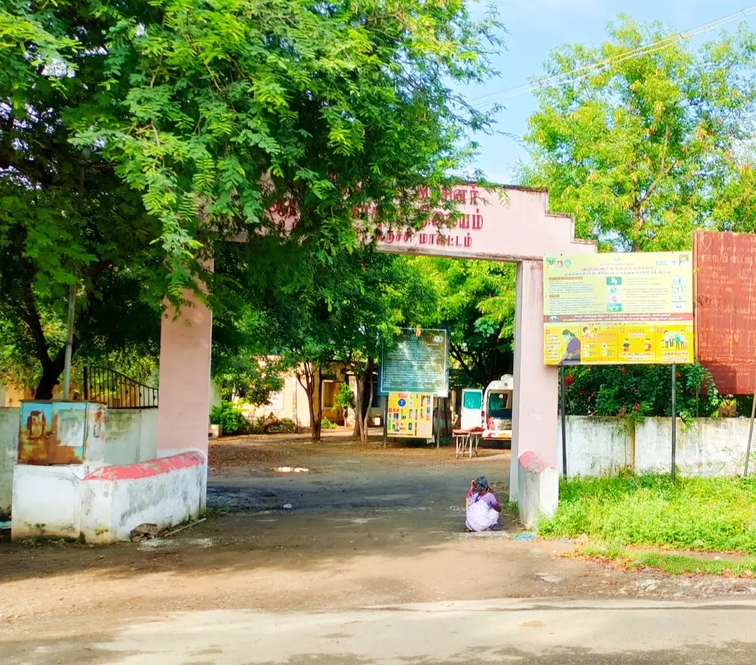 இருள் சூழ்ந்து காணப்படும் சுகாதார நிலையம்