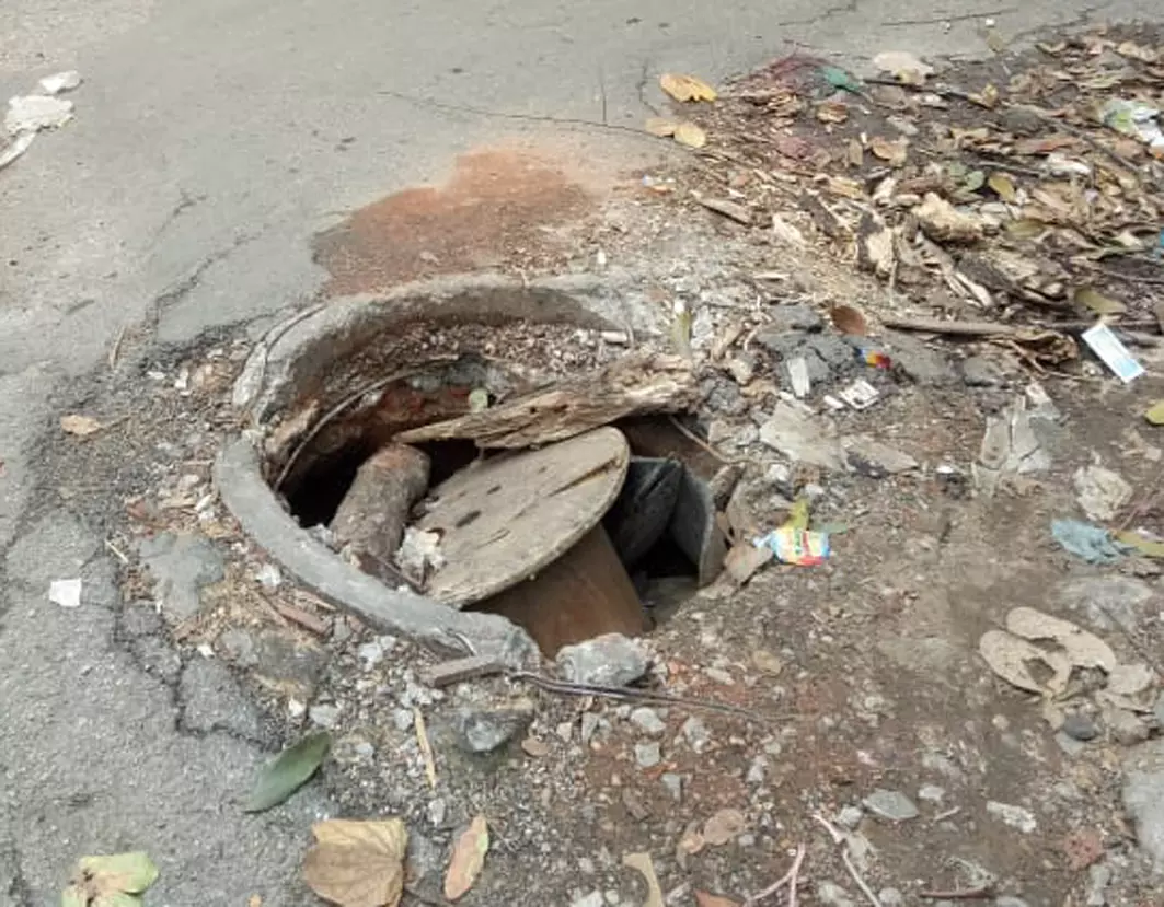 உடைந்து கிடக்கும் பாதாள சாக்கடை கால்வாய் மூடி