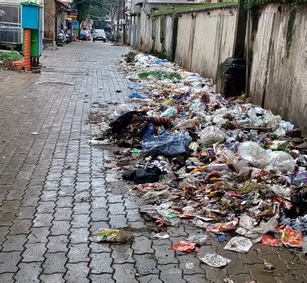 நடைபாதையில் குவிந்து கிடக்கும் குப்பை நடைபாதையில் குவிந்து கிடக்கும் குப்பை
