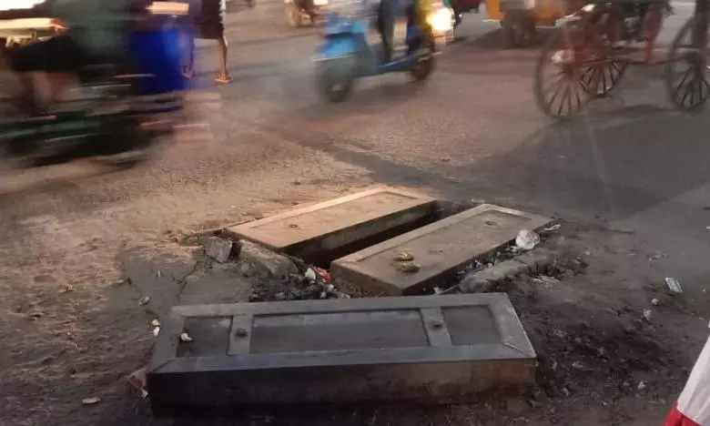 சாலையில் உள்ள அபாய பள்ளம் சாலையில் உள்ள அபாய பள்ளம்