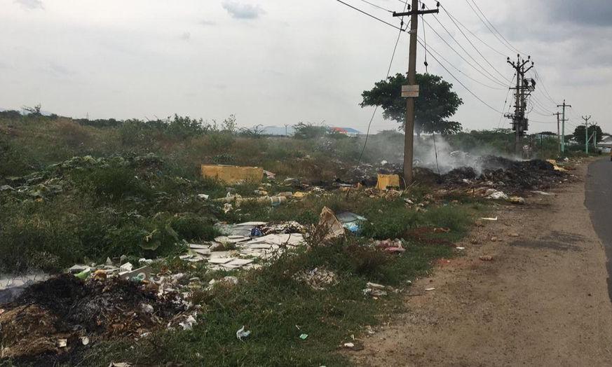 சாலை ஓரத்தில் குப்பைகள் சாலை ஓரத்தில் குப்பைகள்