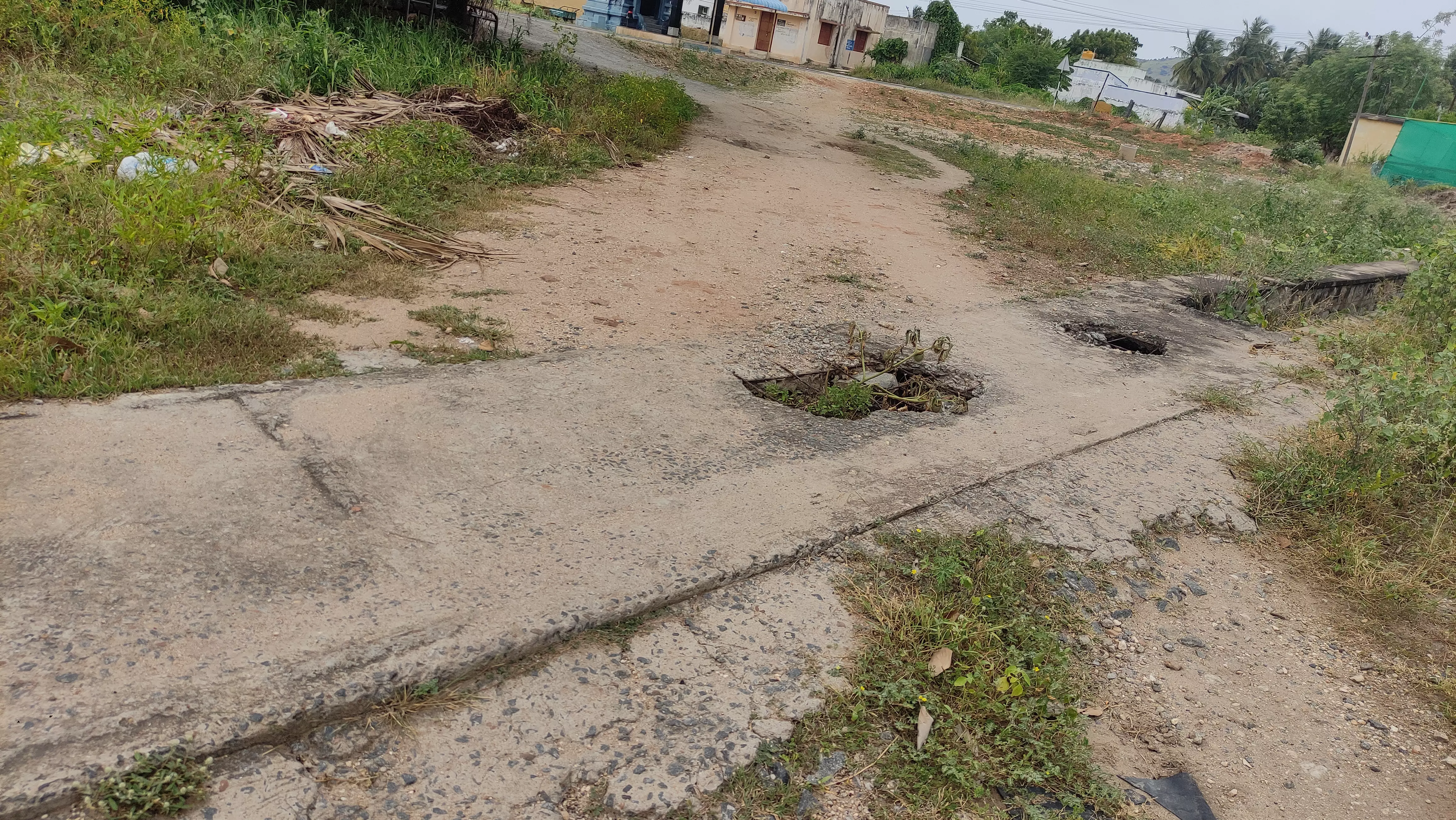 சேதமடைந்த சாக்கடை கால்வாய் சேதமடைந்த சாக்கடை கால்வாய்