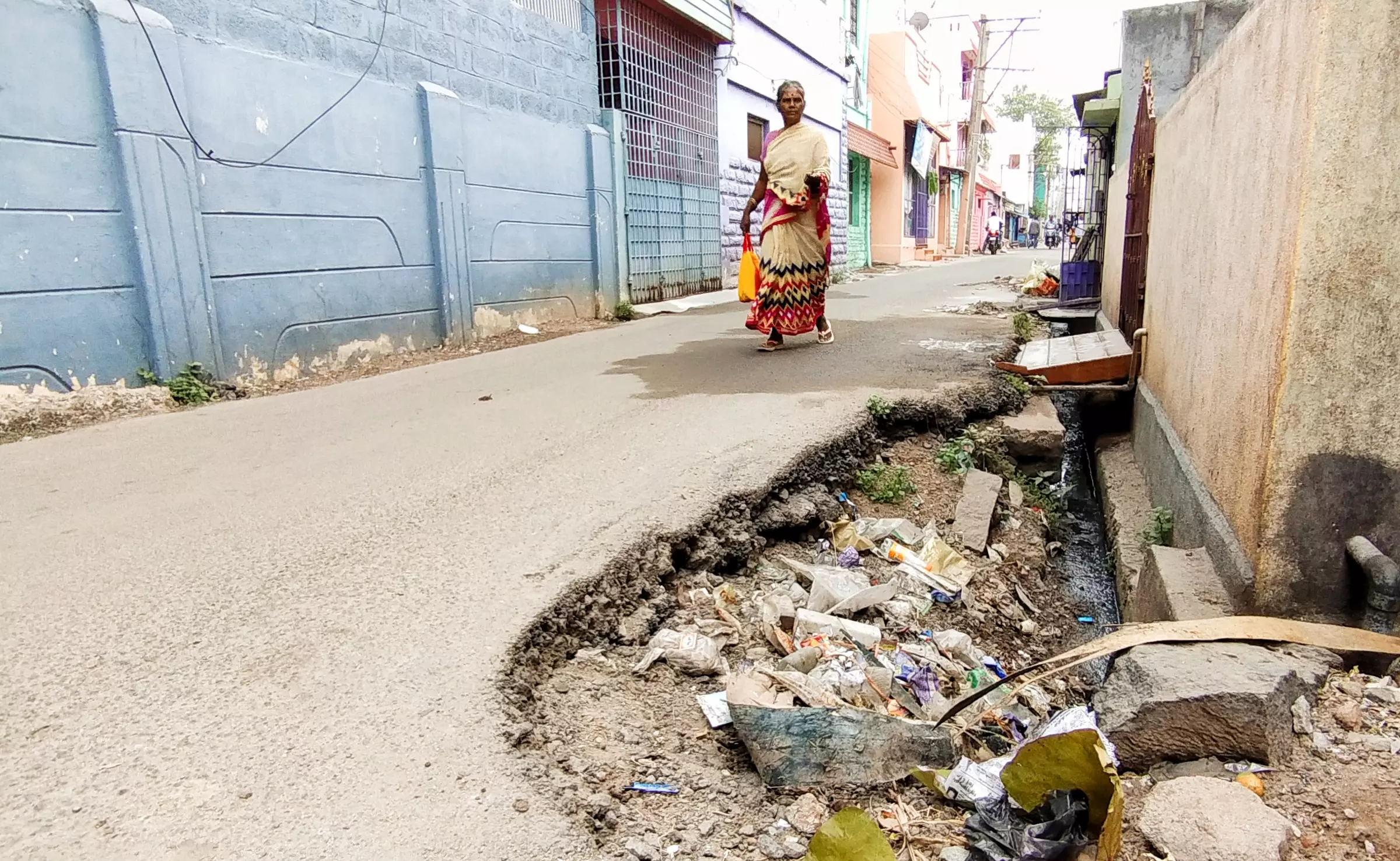 சாலை பள்ளம் சரி செய்ய வேண்டும் சாலை பள்ளம் சரி செய்ய வேண்டும்