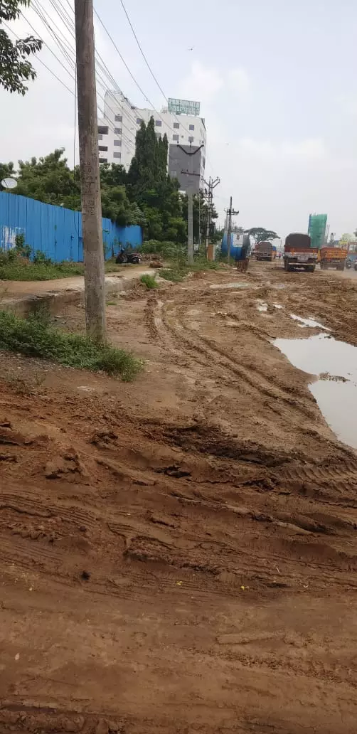 சாலையில் பள்ளம்