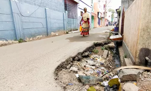 சாலை பள்ளம் சரி செய்ய வேண்டும் சாலை பள்ளம் சரி செய்ய வேண்டும்