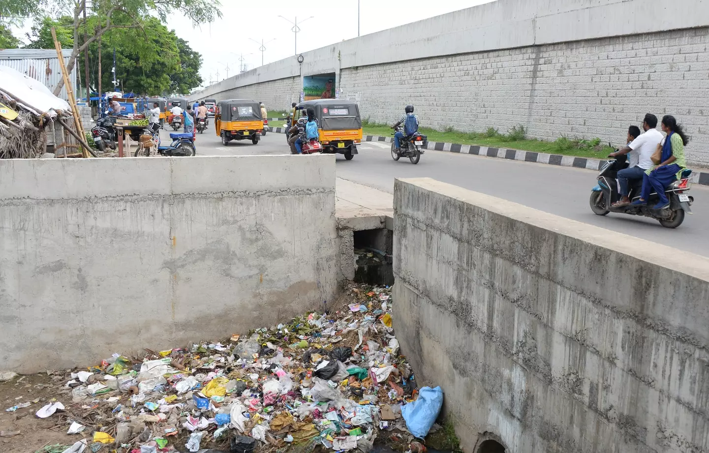 குப்பைகள் கொட்டுவதால் அடைப்பு குப்பைகள் கொட்டுவதால் அடைப்பு