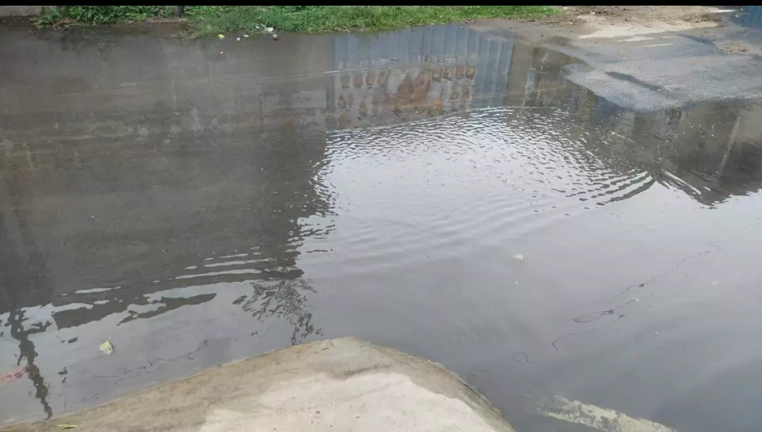 வெளியேறும் கழிவுநீர் வெளியேறும் கழிவுநீர்