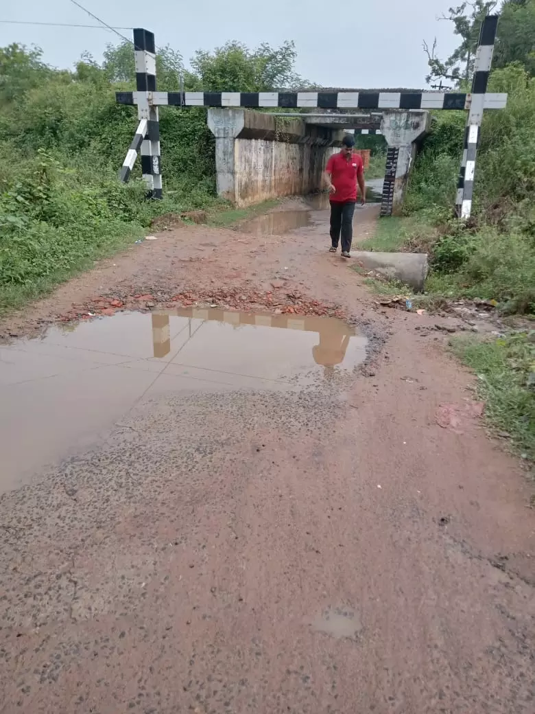 பள்ளத்தில் தேங்கும் மழைநீர் பள்ளத்தில் தேங்கும் மழைநீர்